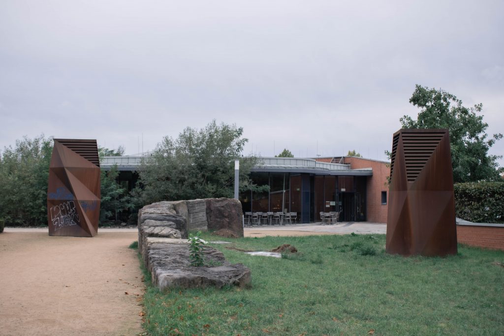 Cantine of the Umweltbundesamt in Dessau, glass facade is hidden by greenery